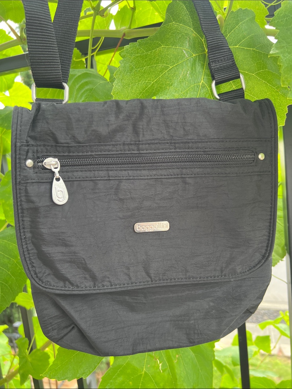Baggallini Black Lightweight Messenger Crossbody